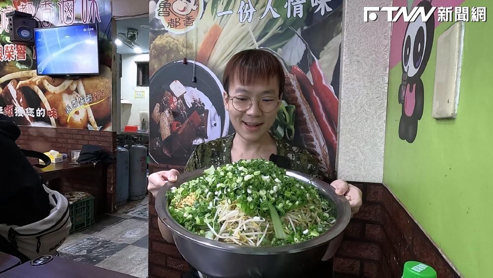 美食YouTuber蝦土豆到基隆一間滷味店用餐，向老闆要求「菜多」，沒想到送上來的餐點讓他驚呆了。（圖／翻攝自臉書基隆人日常）