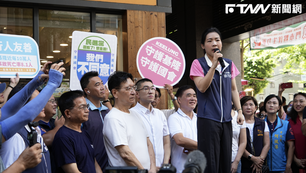 為聲援基隆市長謝國樑，前中廣董事長趙少康今（7）日號召戰鬥藍成員到基隆信義市場路口宣講反罷免，現場還遭民眾舉牌「簽約安心亞，來了徐巧芯」、「做人別太徐巧芯 ，做事別像謝國樑」嗆聲