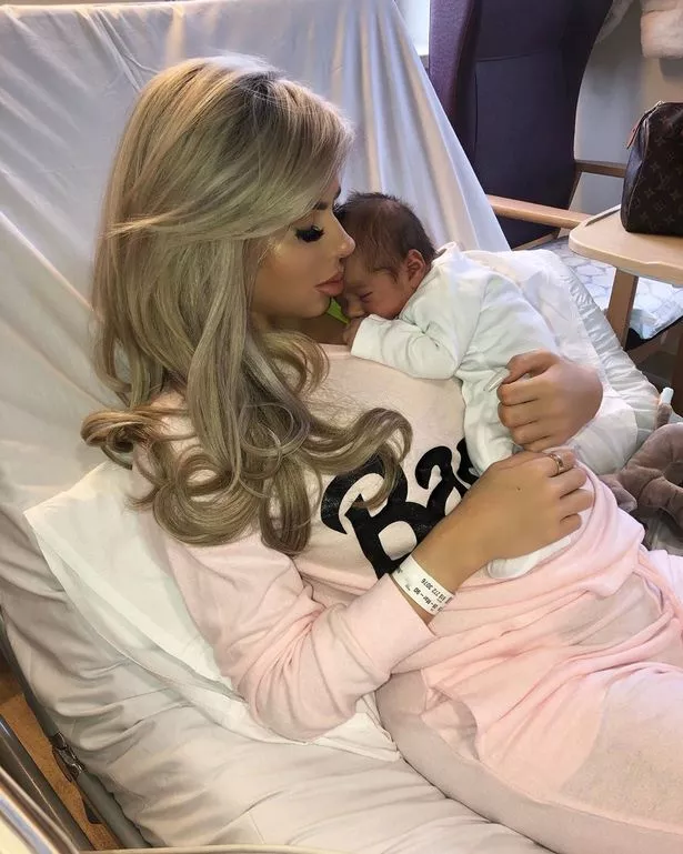 Hannah Elizabeth got glammed up to give birth