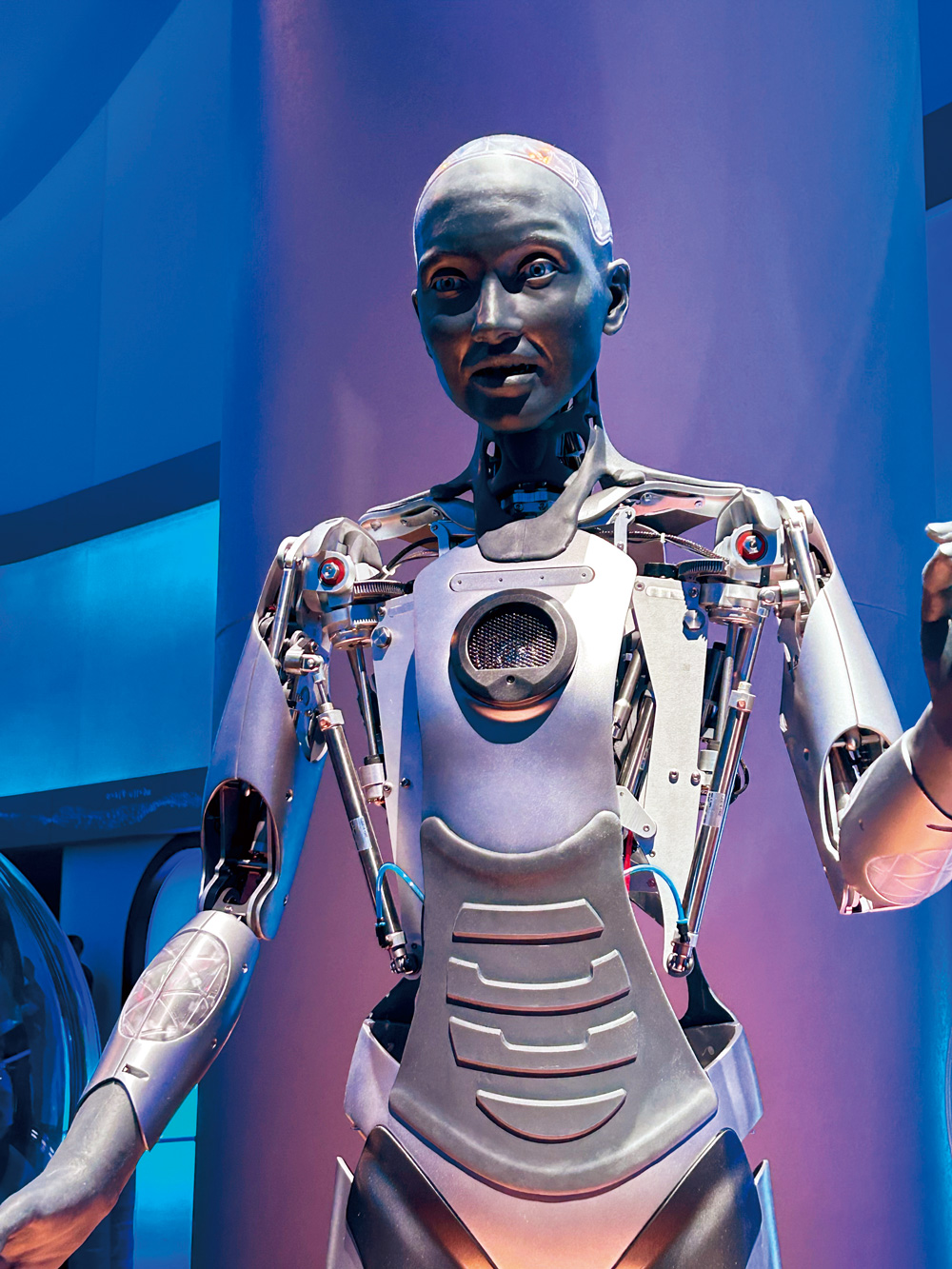 歐菈機器人胸前有攝影機，可以偵測真人動作。（攝影：游琁如）