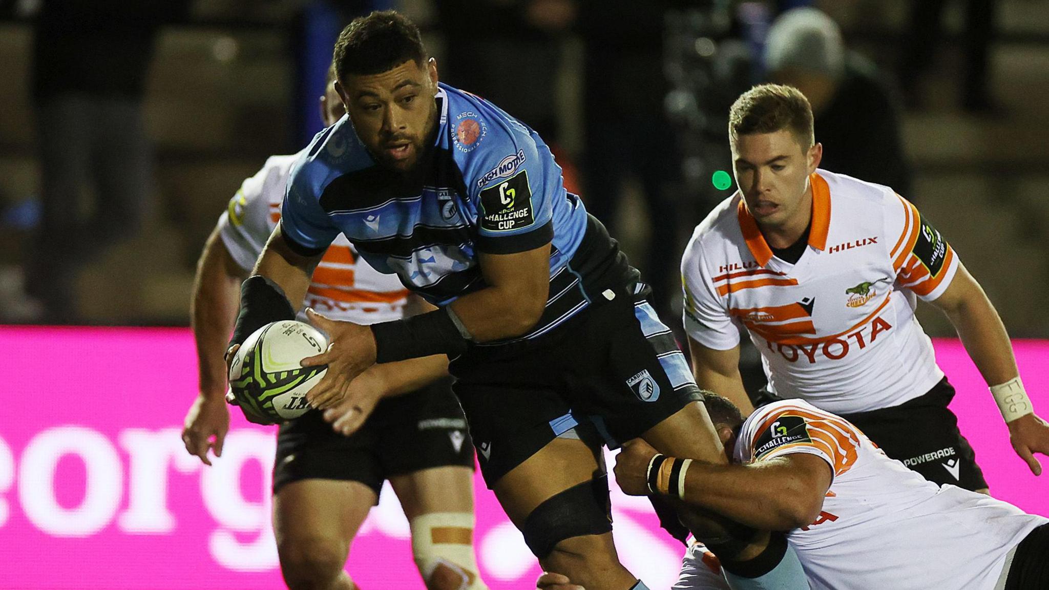 Taulupe Faletau attacks the Cheetahs defence