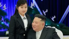 金正恩（右）與女兒金主愛（左）在平壤出席朝鮮人民軍建軍75週年紀念宴會（朝中社發放圖片7/2/2023）