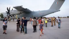 接回蘇丹不同國籍撤僑人員的法國空軍飛機抵達吉布提