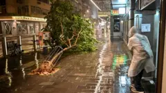 超強颱風「蘇拉」正面來襲 香港時隔五年再掛十號風球