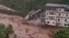 重慶巫山一樁建築倒塌在洪水中