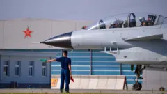 河北石家莊某軍用機場一架殲-10戰機凖備起飛（新華社圖片10/9/2022）