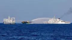 中國海警船向一艘前往南海仁愛礁執行補給任務的菲律賓補給船發射高壓水槍