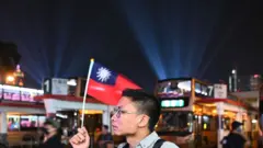 峴港街頭一名手持中華民國國旗的男子