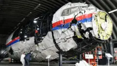 在荷兰重新搭建起来的马航MH17部分飞机残骸