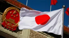 日本國旗和中國國徽