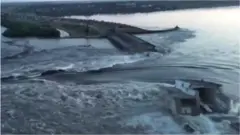 視頻顯示洪水湧過水壩破口