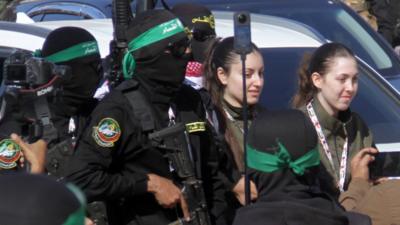 Two female soldiers alongside Hamas fighters 