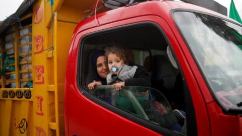 A woman and a child sit in a vehicle as they return in Tyre, Lebanon, after a ceasefire between Israel and Hezbollah (27/11/24)