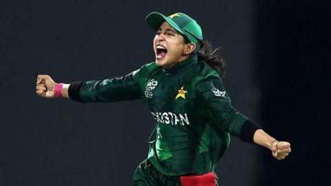 Pakistan's Omaima Sohail celebrates a wicket v Sri Lanka