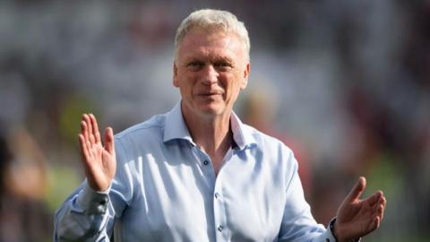 David Moyes claps to the crowd while manager of West Ham 