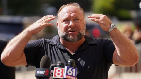 InfoWars founder Alex Jones speaks to the media outside Waterbury Superior Court during his trial on 21 September, 2022 in Waterbury, Connecticut. 