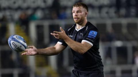 Callum Chick passing the ball for Newcastle Falcons