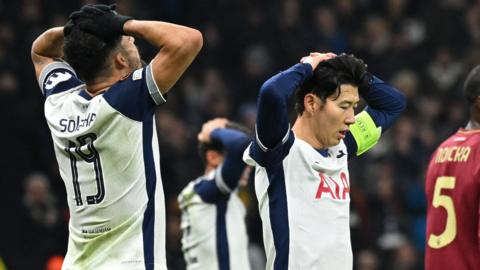 Tottenham players look frustrated