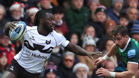 Gabriel Ibitoye of Bristol Bears tries to make a break against Leicester Tigers