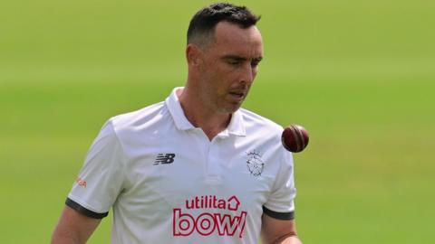 Hampshire and South Africa bowler Kyle Abbott throwing the ball up 