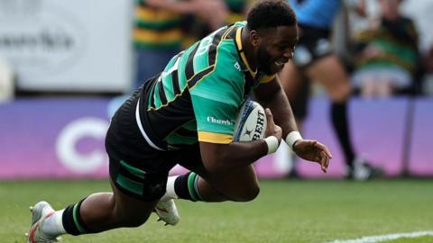 Emmanuel Iyogun playing for Northampton Saints