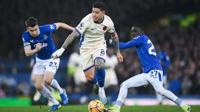 Enzo Fernandez of Chelsea battles for possession with Seamus Coleman and Idrissa Gueye