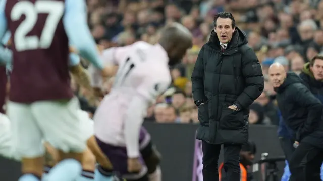 Unai Emery stands on the touchline