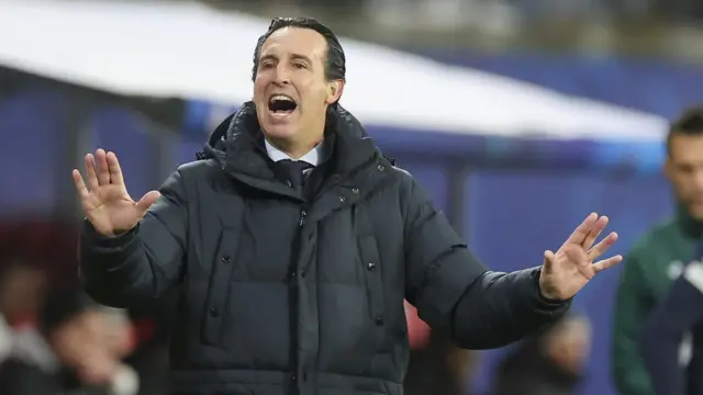 Unai Emery gives instructions from the touchline