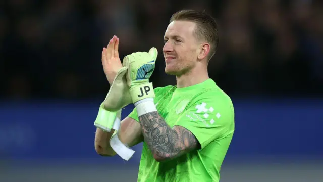  Jordan Pickford of Everton applauds the fans after the draw in the Premier League match between Everton FC and Chelsea FC at Goodison Park on December 22, 2024