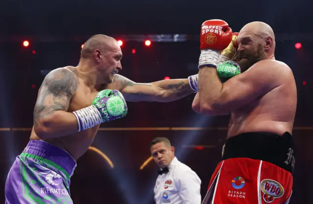 Oleksandr Usyk jabbing Tyson Fury