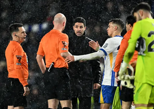 Arteta speaks to the officials after the game