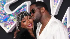 Sean Combs beijando sua mãe Janice na bochecha no tapete vermelho do 2023 MTV Awards