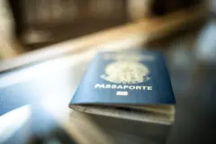 Passaporte brasileiro em uma mesa