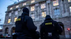 policiais em frente à universidade