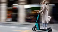 mulher andando em patinete elétrico