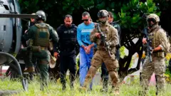 Policiais escoltando Marcola