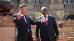 O presidente sul-africano Ramaphosa (D) e o presidente chinês Xi se encontram em Pretória, África do Sul, em 2023