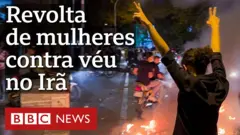 Mulher sem véu durante protesto no Irã