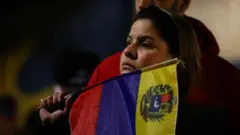 Mulher com bandeira da Venezuela