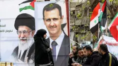 Bashar al-Assad (à direita) e o líder supremo do Irã, Ali Khamenei