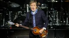 Paul McCartney tocando baixo