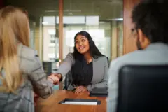 Mulher em entrevista de emprego