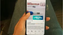 Imagem mostra tela de celular exibindo post em página de Instagram que vende produto supostamente à base de maca peruana como "kit para engravidar"