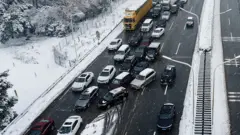 冰凍雨雪擾亂中國「春運」 數千人受困高速公路