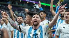 Lionel Messi e seleção argentina comemoram após vencer Holanda nas quartas de final da Copa do Mundo no Catar