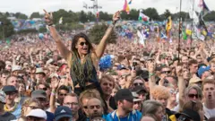 Pessoas no festival de Glastonbury