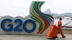 Gari passa em frente a totem com referência ao G20 no Rio de Janeiro 