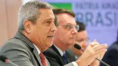 Braga Netto fala ao microfone ao lado de Bolsonaro