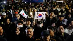 População protesta na frente do Parlamento na Coreia do Sul