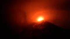 Vulcão do Fogo, na Guatemala, em erupção